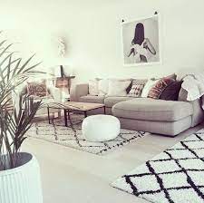 beige bank met salontafel en berber vloerkleden stylish home decor luxury living room home decor