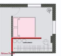 Le cabine armadio possono essere realizzate con una chiusura frontale con ante scorrevoli e un'attrezzatura interna composta da montanti in alluminio molto minimalista. Cabina Armadio In Spazi Minimi