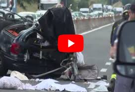 Morta una donna, traffico in tilt. Cronaca Video Incidente Sulla A1 Esclusive Immagini Dall Alto E Da Vicino 4 Morti Tra Cui Due Bimbi Ilmeteo It