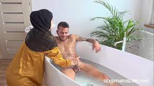 He wanted help in bathtub - XVIDEOS.COM