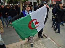 Les cinq candidats à la présidentielle du 12 décembre en algérie, qui ont participé vendredi soir à un débat télévisé inédit, se sont efforcés de défendre leurs programmes en restant sur des généralités dans un format très contrôlé, alors qu'une grande foule manifestait dans les rues d'alger. Algerie Les Etudiants A Leur Tour Mobilises En Masse Contre Le Candidat Bouteflika Challenges