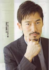 大人自在な上司役の竹野内豊さんを後輩役の窪田 正孝さん・野村 周平さんが真似しちゃウーノ？ 「uno(ウーノ)」 新tvcm ともに働いていく中で、理想の大人像に近づいていく設定となっている。 tpoに合わせて振る舞いや髪型を自在に使い分け、時にいいとこ取りをする竹野内の姿を身近で見つ. Yutaka Takenouchi ç«¹é‡Žå†…è±Š Beard Styles Asian Actors Cutd
