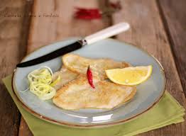 Servite su un piatto i petti di pollo, ricoprendoli col sughetto di cottura e decorando con due fettine di arancia. Petto Di Pollo Al Limone In Padella Ricetta Velocissima E Molto Gustosa
