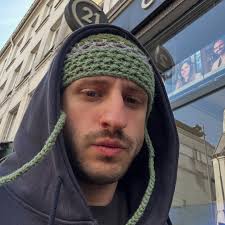 Salut c'est Brad Pitre, merci pour les streams incr de « Seuls dans ta  chambre » et les audiences de Panda!!! Cœur sur vous l'équipe 🥰