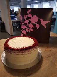 And unlike a lot of chocolate sponge recipes, which have a tendency to dry out quite quickly, i can safely say that this stays moist and still tastes fresh a few days later, making it a perfect cake to make in advance. Hummingbird Bakery Red Velvet Cake Tarek Malouf Infosuba Org