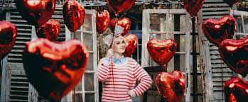 Choosing the right flower shop means you are assured of the most professional delivery and high quality flower arrangements. Better Than Flowers Hong Kong Your Love Balloon Sent In A Box Betterthanflowers