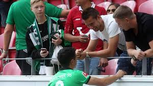 Artur sobiech begann mit dem fußballspielen in seiner geburtsstadt bei grunwald ruda śląska. Hannover 96 In Mainz Artur Sobiech Druckt Auf Der Tribune Die Daumen Sportbuzzer De