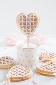 Herzwaffeln Am Stiel Lisbeths Rezept Hochzeitstag Kuchen Hochzeit Fingerfood Waffel Am Stiel