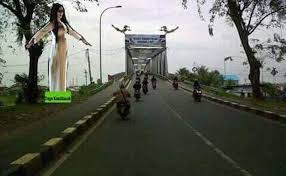 The city was founded in 1771 and was formerly the capital of the sultanate of pontianak, a trading station. Plans For Giant Kuntilanak Monster Statue In Pontianak In Spotlight Again After Daily Mail Report Coconuts Jakarta