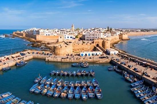 Port d Essaouira avec barques bleues et remparts