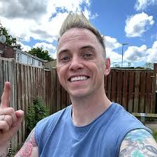 Garden Rescue's Lee Burkhill addresses Dimmock bra row with warning