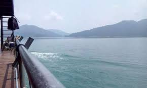 Nikmati keindahan alam tasik kenyir dan rasai rumah di keliling flora yg hijau dan bunyian pelbagai fauna. Houseboat Tasik Kenyir View Picture Of Kenyir Lake Kuala Berang Tripadvisor