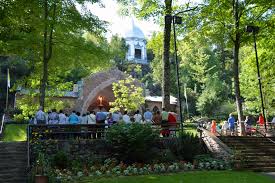 Depuis ce jour, des millions d'hommes et de femmes viennent en pèlerinage à lourdes. Sanctuaire Notre Dame De Lourdes Where Prayer Abounds