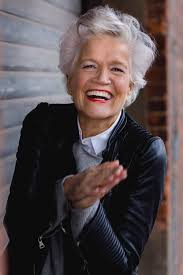 Greta Silver Model Models Kurze Graue Haarschnitte Mode Uber 50