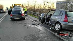Due giovani cugini di 25 e 26 anni hanno perso la vita questa notte in un incidente stradale avvenuto a piacenza. Frontale All Alba Due Feriti Una E Grave