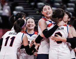 A volleyball court is 9 m × 18 m (29.5 ft × 59.1 ft), divided into equal square halves by a net with a width of one meter (39.4 in). Bong Chuyá»n Ná»¯ Italia Cháº¯c Suáº¥t Tá»© Káº¿t Han Quá»'c Ä'áº©y Cuá»™c Ä'ua Them Háº¥p Dáº«n