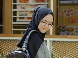 Penontonnya yang mencapai puluhan juta bukan hanya dari indonesia saja melainkan juga dari luar negeri. Biodata Nissa Sabyan Profil Biografi Pendidikan Karier Foto