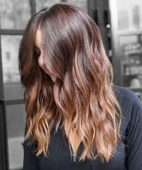 1001 Variantes Du Balayage Caramel Pour Sublimer Votre Coiffure Cheveux Cheveux Longs Ondules Et Caramel Cheveux