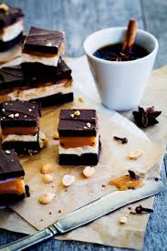 made by mary julgodisbonanza tomtens munsbitar med chokladtryffel kola och jordnotsfudge vit chokladfudge med tranbar sweet recipes food sweet truffles