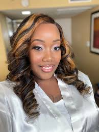 Yay Monday again 🎉🎉 hello everyone and welcome! Allow me to introduce  myself and my business: I'm Simona, a licensed cosmetologist and  professional makeup artist,lead artist and owner of BEAUTEE BOUTIQUE LV,