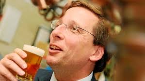 Martínez Almeida: «Me llamaban Harry Potter porque me pisaba la toga»