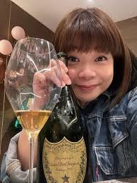 人氣YouTuber Ming仔發放係法國北部拍攝既婚照！新娘子Debbie 好靚呀！恭喜恭喜！