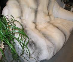 A man, an old man, fell asleep, and his quilt dropped in a pan of fire that kept him warm. Felldecke Wikipedia