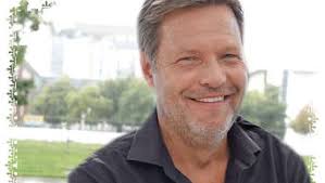 He has been married to andrea paluch since 1996. Robert Habeck Grune Der Philosoph Von Der Waterkant Politik