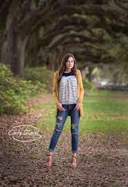 Senior Girls What To Wear Senior Outdoors Outside Senior Pictures Huntsville Alabama Senior Girl Senior Pictures Senior Picture Outfits Women Photoshoot
