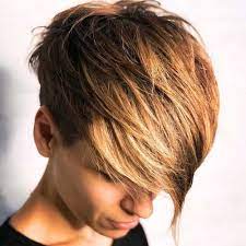 L'ideale, perciò, è scegliere tagli di capelli corti scalati e sfilati, che attirino l'attenzione sul collo. Tagli Capelli Corti Sfilati Inverno 2019 2020 Acconciature Per Capelli Corti Capelli Corti Sfilati Capelli