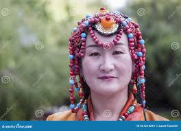 Modelo Chino No Identificado Con Joyas Tibetanas Frente Al Palacio De  Potala En Lhasa Foto editorial