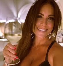 I cant see any wrinkles or saggy bits lol but wouldn't mind trying to find  them 😁😘