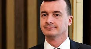 È durata 99 giorni ed è stata condotta da daria bignardi, coadiuvata da marco liorni nelle vesti di inviato sulla passerella antistante la porta d'ingresso della casa. Rocco Casalino Ha Partecipato Al Grande Fratello 1