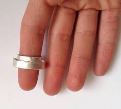 Two Separate Interlocking Silver Bands That Evoke The Beautiful Outline Of A Mountain Range Or Coast This List Anelli Di Fidanzamento Uomo Fedi Nuziali Anelli