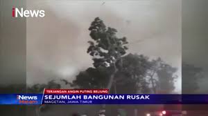 Akibat angin puting beliung ini, ratusan rumah di kecamatan rancaekek, kabupaten bandung, rusak. Video Amatir Angin Puting Beliung Porak Porandakan Bangunan Di Magetan Inews Malam 11 12 Youtube
