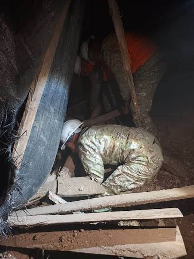 🚨 Ejército del Perú apoya con personal de respuesta tras sismo en Junín Tras el sismo de magnitud 5.1 registrado en Chongos Bajo (Junín), personal del Ejército del Perú viene apoyando las