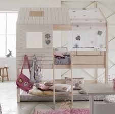 Finestra e camino in colore bianco. New Age Home Service Letti A Casetta