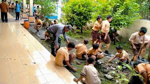 Dua ekor anjing itu membawa ranting secara bersamaan dengan mulutnya. Bahagianya Momen Kerja Bakti Di Masa Sekolah Apalagi Kalau Disuruh Pakai Baju Bebas