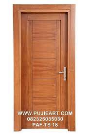 Produk ini berdesain simple minimalis dengan sedikit sentuhan tambahan ukiran motif kipas di bagian tengah akan dapat menambah daya tarik tersendiri pada rumah anda. Pintu Rumah Kayu Jati Minimalis Model Pintu Rumah Kayu Jati Minimalis