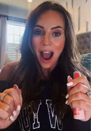 Gina Chandler's Instagram, Twitter & Facebook