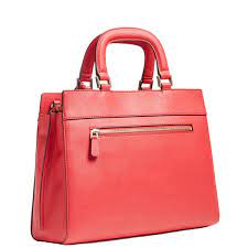 Le site propose un assortiment de fastueux gros sacs de soirée, agrémentée de strass et autres. Sac A Main Katey Rouge Guess