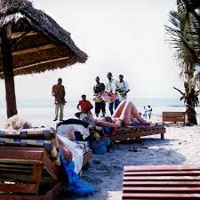 Naast de goudgele stranden zullen de grote kleurrijke jurken, drukke lokale markten en het natuurschoon je betoveren tijdens een vakantie in gambia. Holiday In Gambia Marieke Van Der Velden