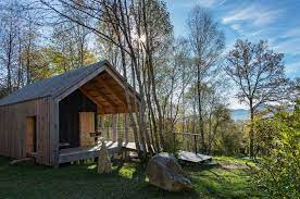 hebergement insolite auvergne les cabanes du bois basalte hebergement insolite gite insolite cabane insolite