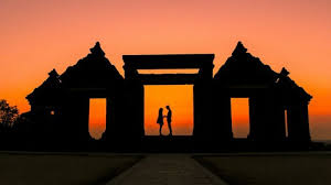 Pemandangan senja sunset matahari terbenam di pantai. 6 Tempat Wisata Di Jogja Yang Cocok Untuk Foto Pre Wedding Tribun Travel