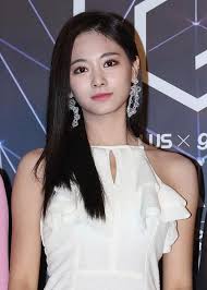 Steal Her Look Korean Celebrity Style Report Nov 1 7 2018 Codipop In 2020 Red And White Outfits Celebrity Style Celebrities