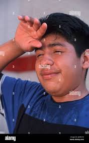 Austin Texas USA: Der 16-jährige hispanische Junge schwitzt in der  Sommerhitze. HERR ©Bob Daemmrich Stockfotografie