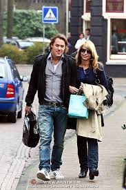 nld laren 20080419 linda de mol en partner jeroen rietbergen wandelend in laren nh lifestyle man beauty