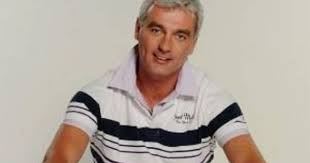 Sokaktól hallja, külsőre mennyire hasonlít rá, de ő inkább a gesztusaiban és a mozdulataiban ismer önmagára. Szello Istvan Beleszeretett A Baratok Kozt Szinesznojebe Startlap