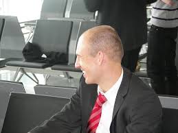 Dann holte ihn 2009 der fc bayern. Der Postillon Robben Neidisch Auf Hummels Warum Hat Keiner Meine Neue Frisur Bemerkt