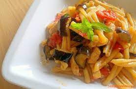 Ovviamente utilizza solo ingredienti di qualità per un risultato eccellente a prova di chef. Pasta Con Pesce Spada E Melanzane Ricetta Semplice E Veloce Sempliceveloce